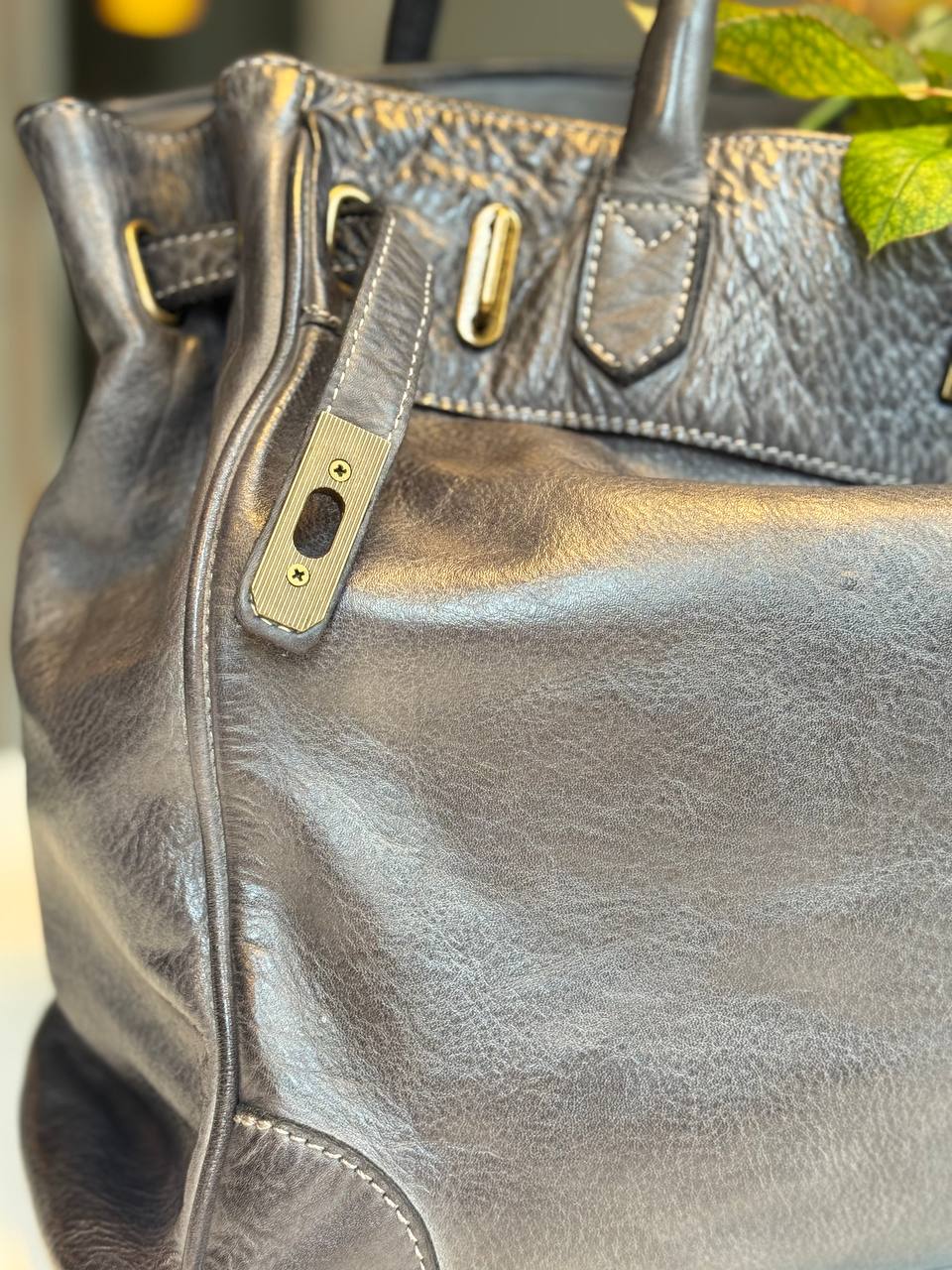 Anthracite washed leather bag with handmade finished color